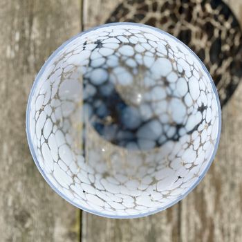 Glasskål med vitt mönster