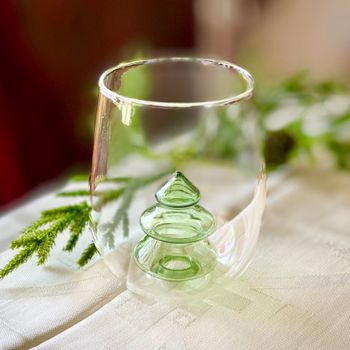 Glas med grön gran