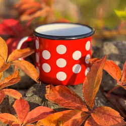 Emaljkopp designad av Carolina Söderman