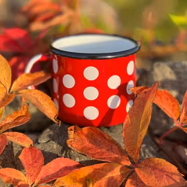 Emaljkopp designad av Carolina Söderman