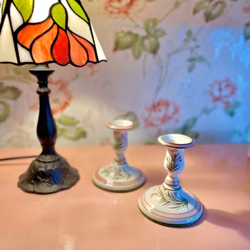 Ett par handmålade ljusstakar