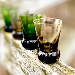 Fyra munblåsta snapsglas