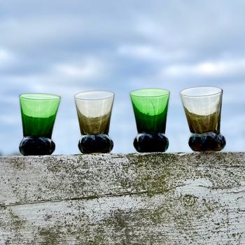 Fyra munblåsta snapsglas