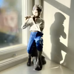 Figurin Pojke med flöjt Bing & Grøndahl