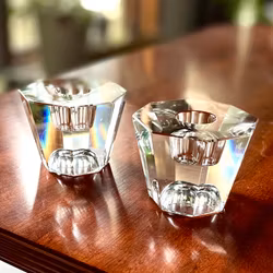 Ett par facettslipade ljusstakar kristall