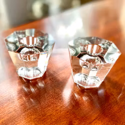 Ett par facettslipade ljusstakar kristall