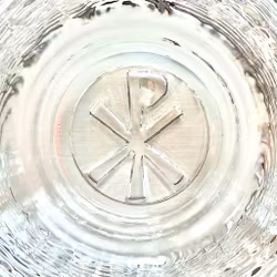 Ljuslykta Reijmyre med Chi-Rho-symbol i botten