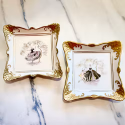 Väggdekorationer med detaljer i äkta guld