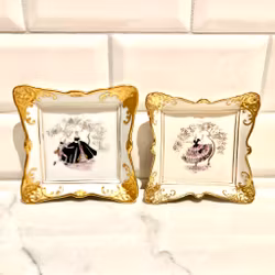 Väggdekorationer med detaljer i äkta guld