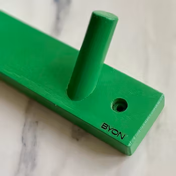 Hängare av trä med tre krokar