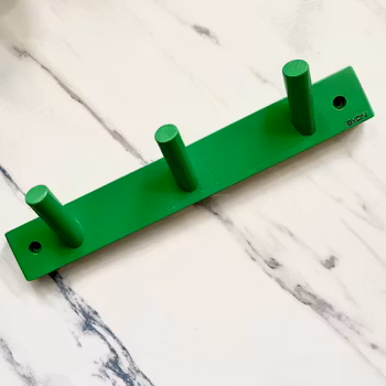 Hängare av trä med tre krokar