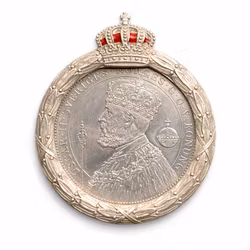 Brosch med 2-kronors jubileumsmynt Oscar II i silver 1897