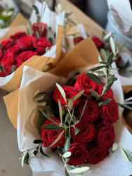 10 röda rosor med grönt