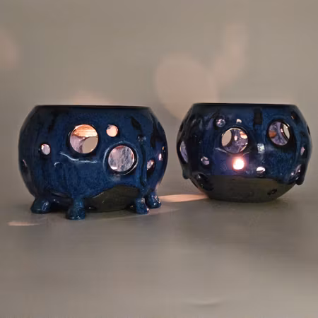 Ljuslykta Liten, 8 cm, Blå på svart lera