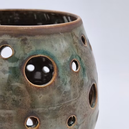 Ljuslykta Stor, 14,5 cm, Koppar-Järn kristallglasyr på vit lera