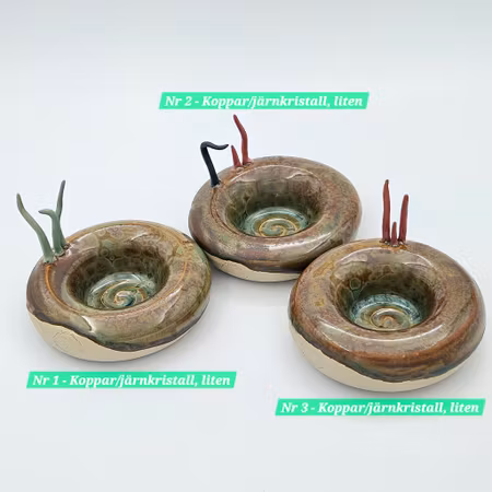 Ljusfat med Tomtenissar, små, Koppar-Järn kristallglasyr