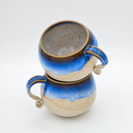 Kaffekopp, ca 3 dl, Blå med mörk kant på lavaprick-lera