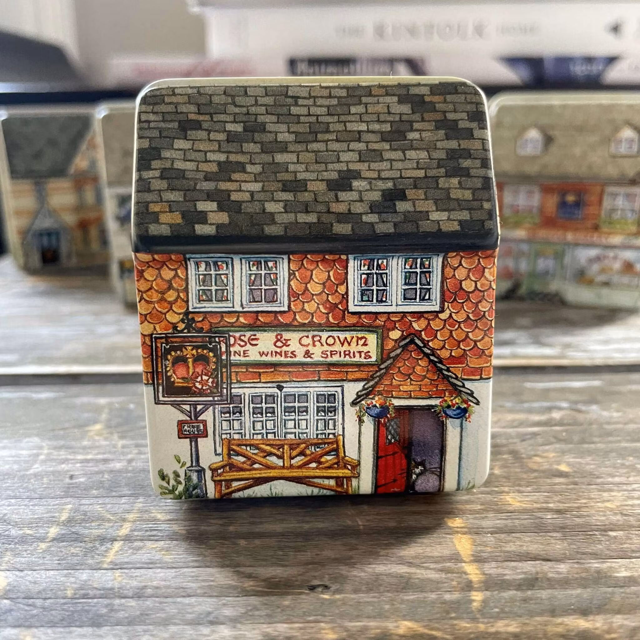 FYND Liten plåtburk i form av dockskåp - Puben