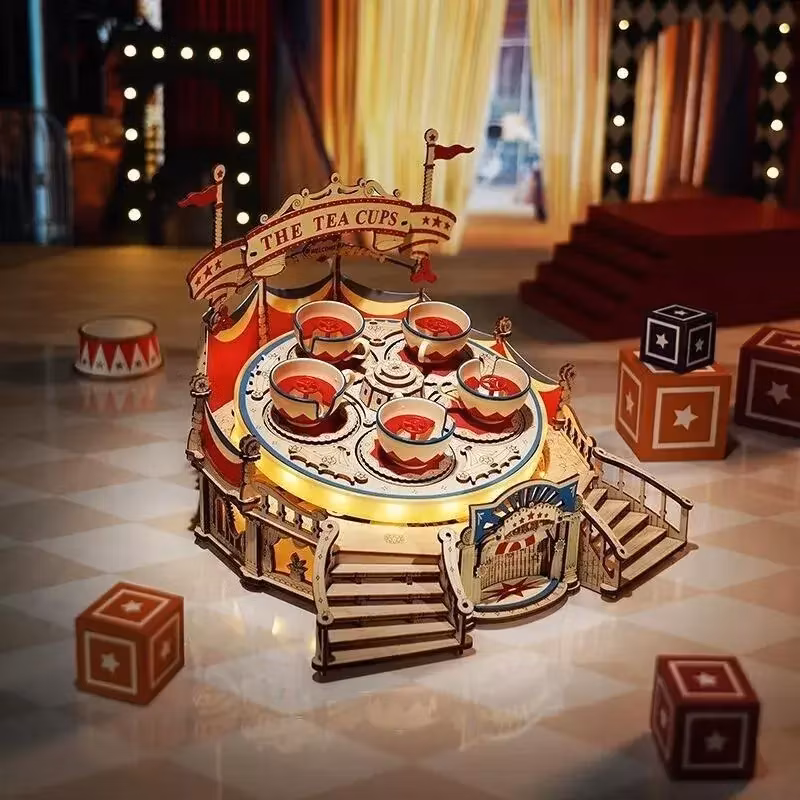 Miniatyrpyssel - Karusell tekoppar (Fraktfritt)