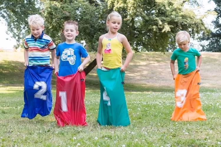 Roliga tävlingslekar utomhus - midsommaraktiviteter för barn