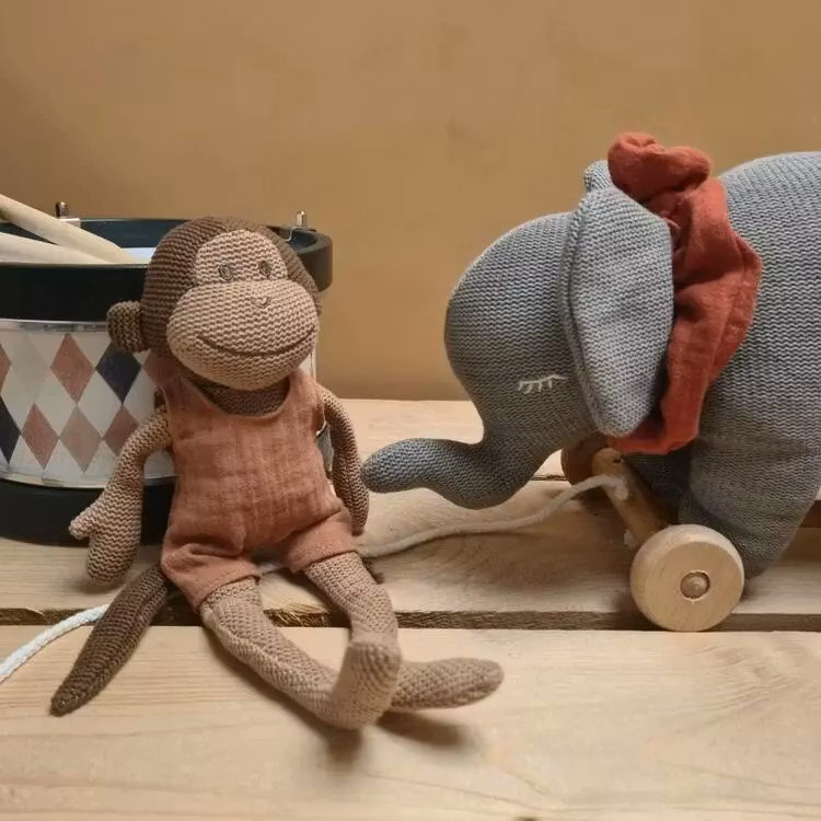 Apa Paulo med skallra