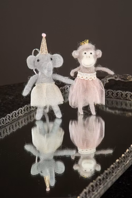 Elefant och apa redo för partaj