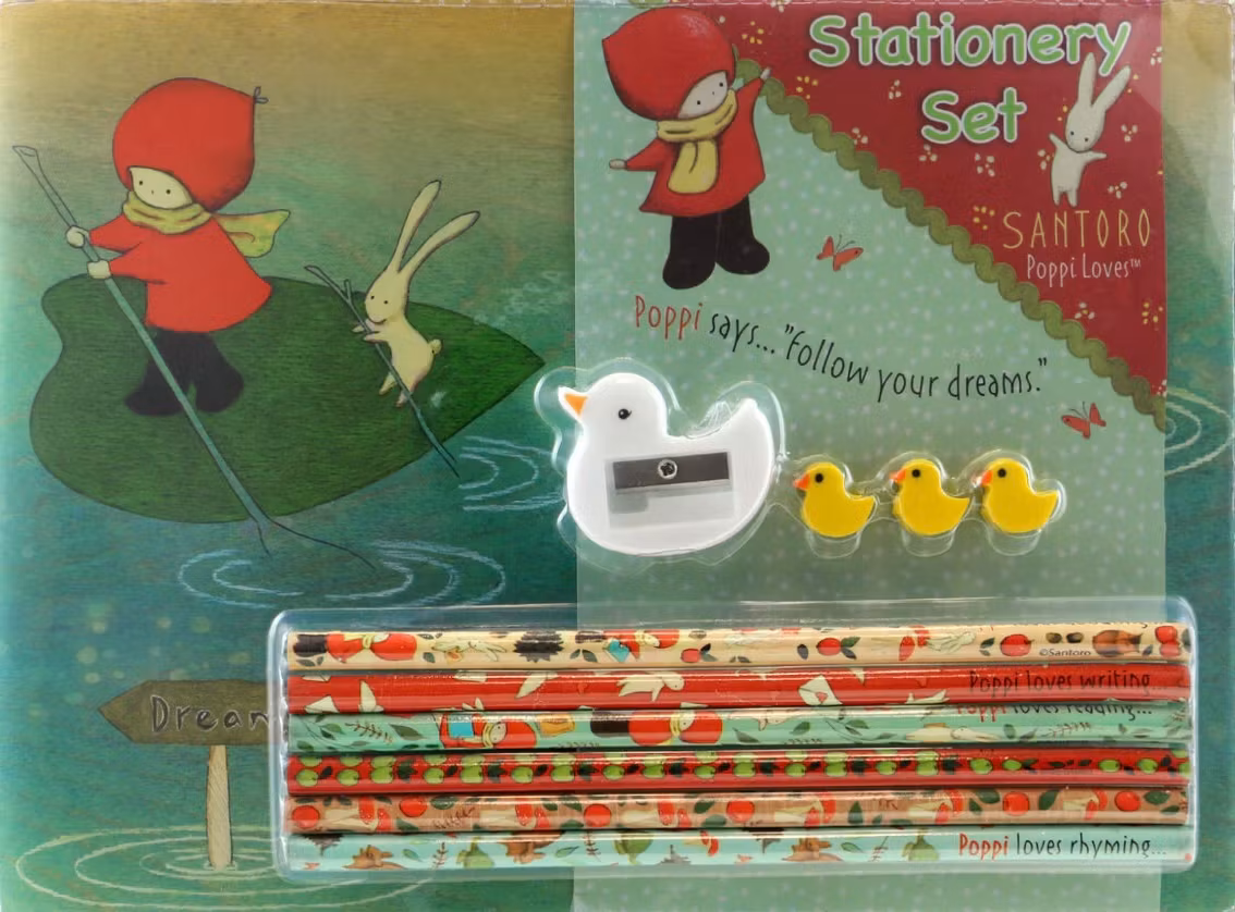 Set med pennor, pennvässare, sudd och block