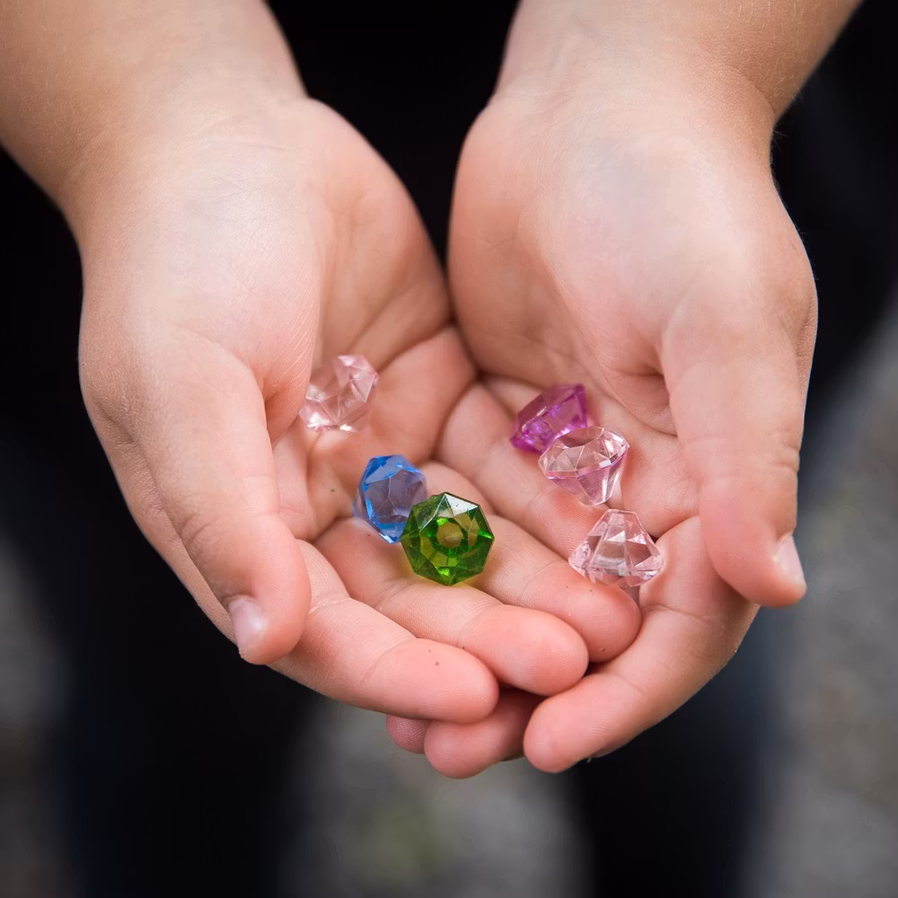 Vacker kista full med diamanter