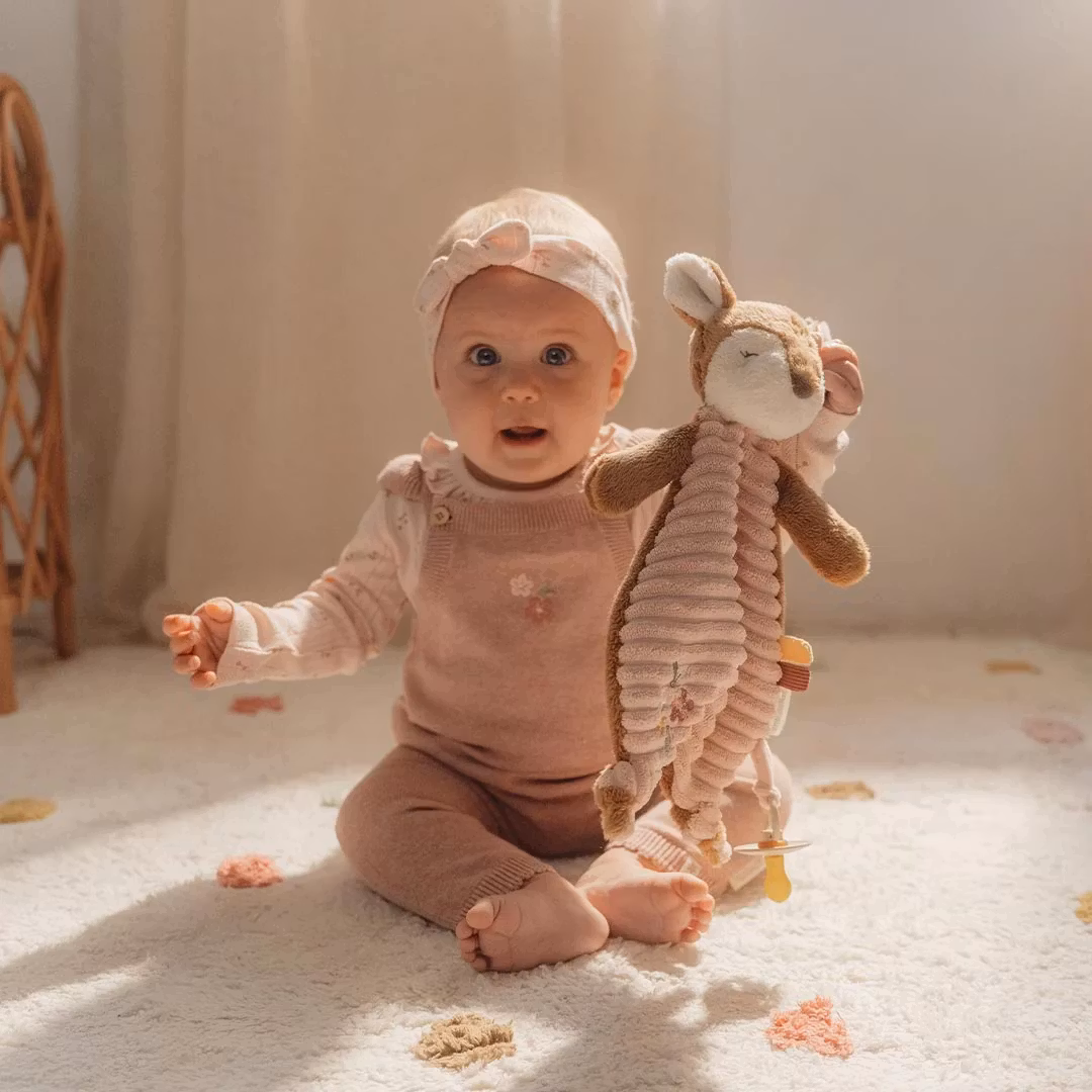 Underbar rådjurs-snuttefilt med napphållare