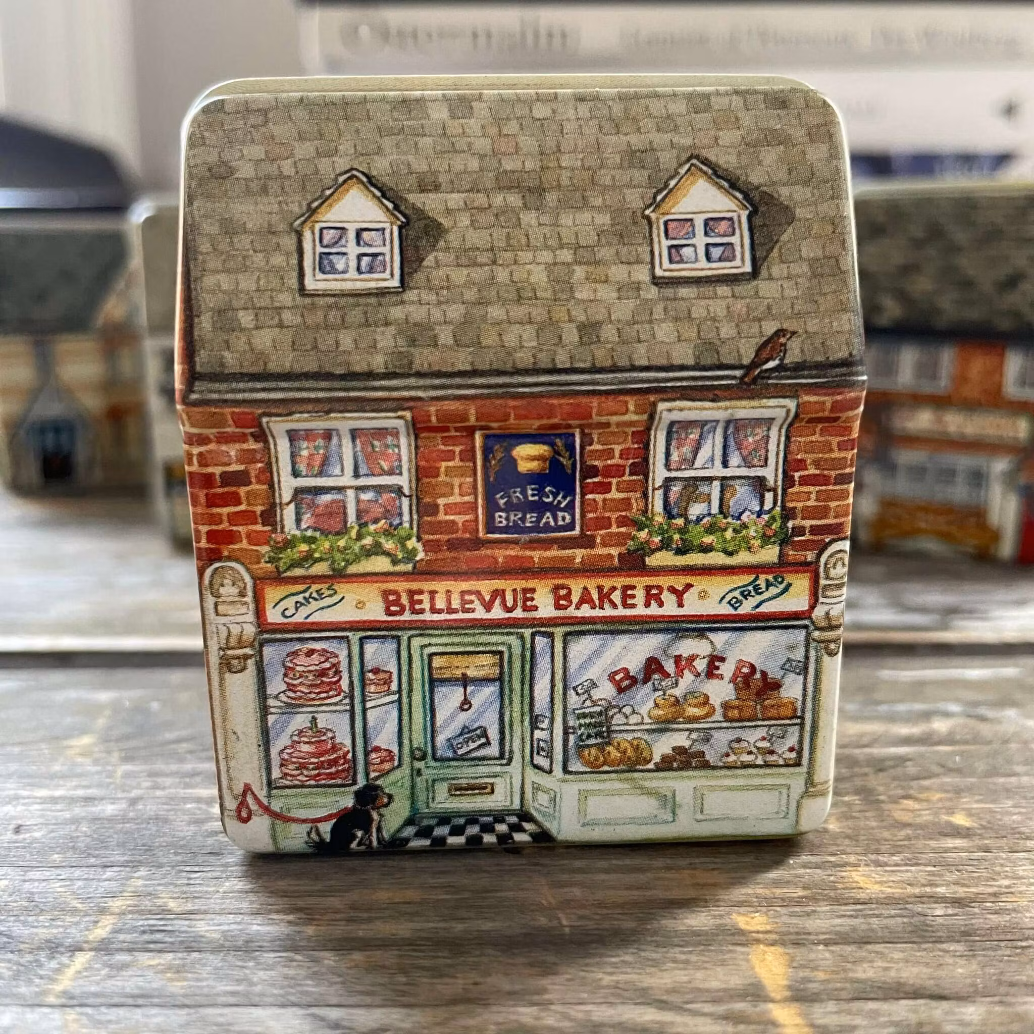 Små plåtburkar i form av dockskåp (9 olika, välj vilken du vill ha)