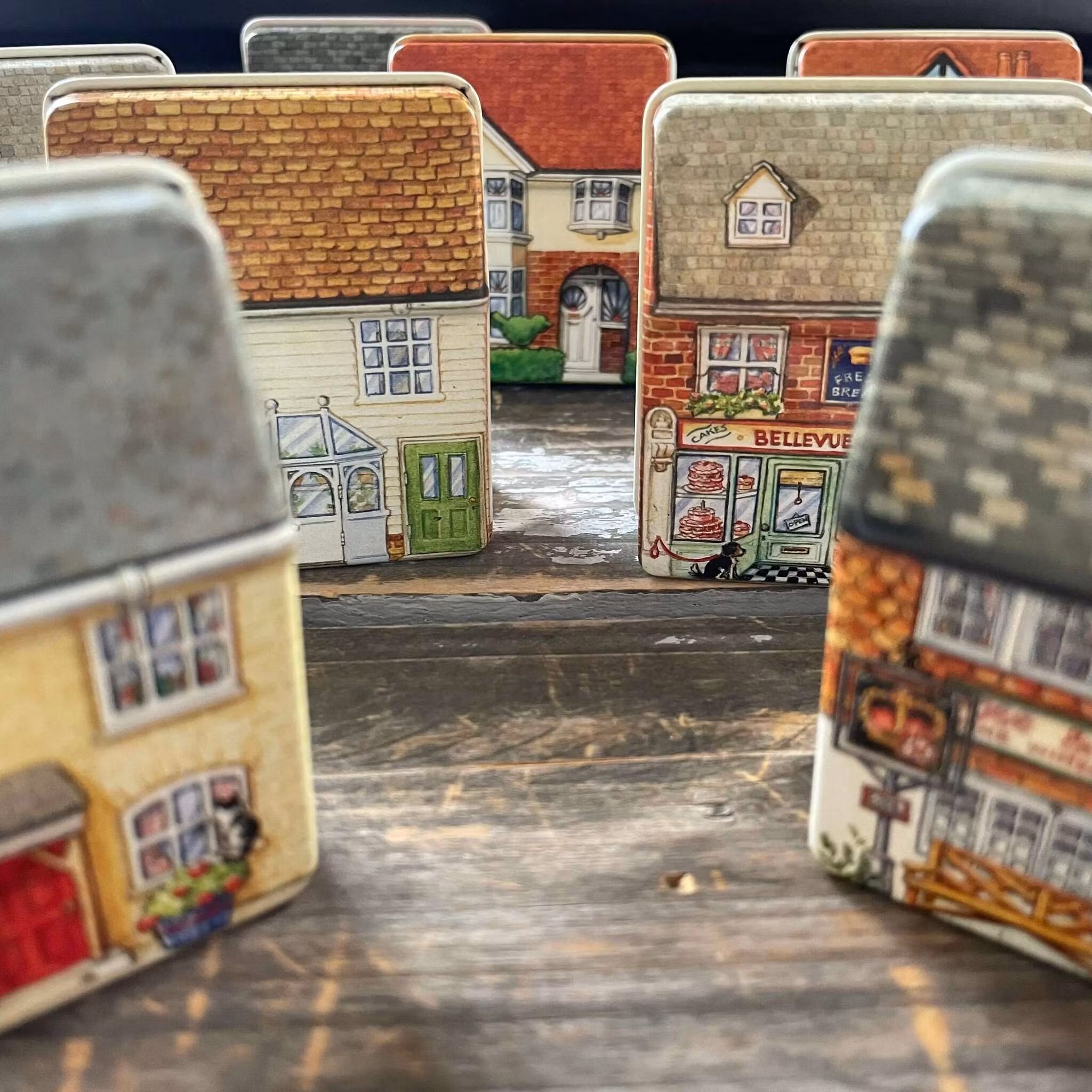 Små plåtburkar i form av dockskåp (9 olika, välj vilken du vill ha)