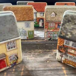 Små plåtburkar i form av dockskåp (9 olika, välj vilken du vill ha)