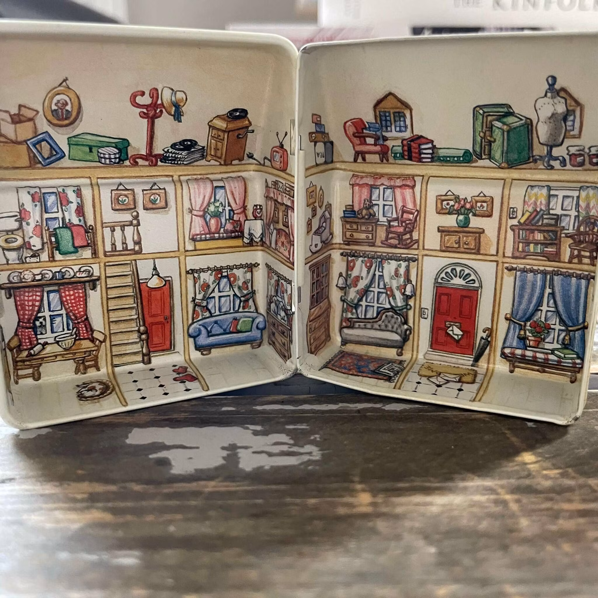 Små plåtburkar i form av dockskåp (9 olika, välj vilken du vill ha)