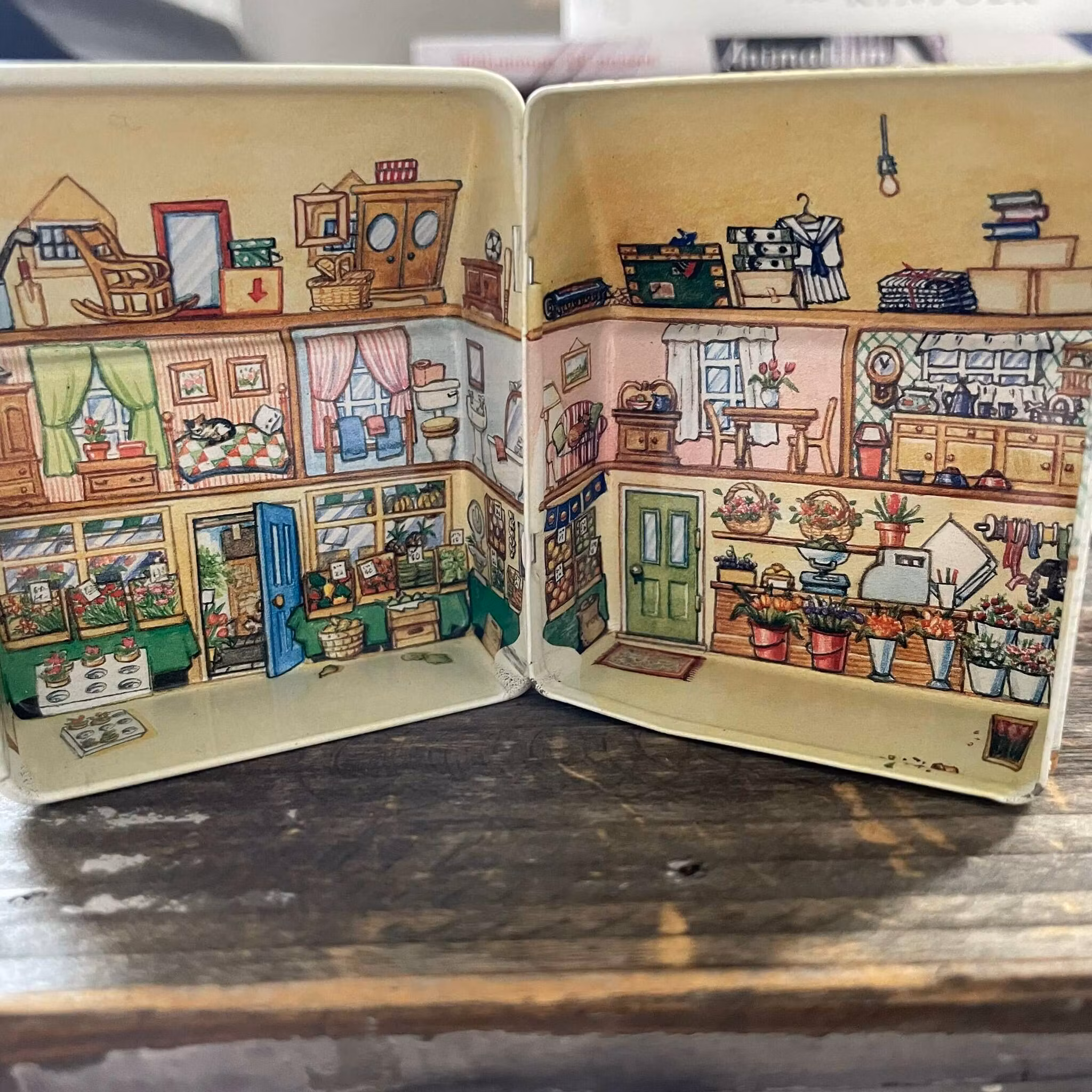 Små plåtburkar i form av dockskåp (9 olika, välj vilken du vill ha)