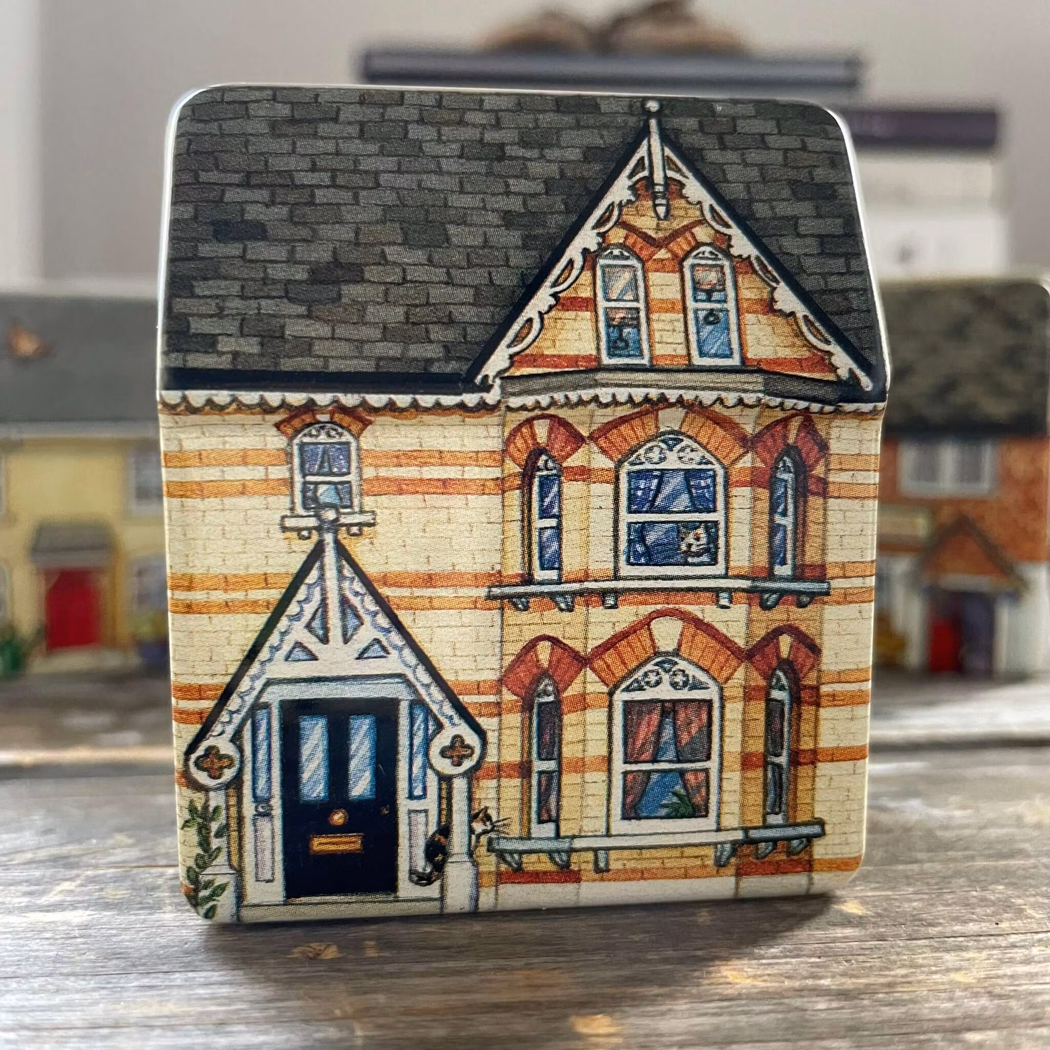 Små plåtburkar i form av dockskåp (9 olika, välj vilken du vill ha)