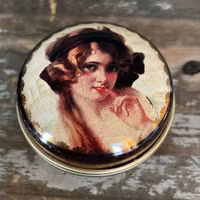 Små runda pillerburkar - Nostalgi (Flera att välja bland)