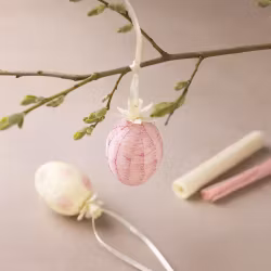 Skapa två fina ägg med kräppapper