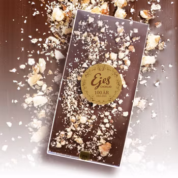 Mörk chokladkaka med valnötter