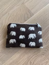 CLUTCH-VÄSKA S, Elefant brun, Svenskt Tenn