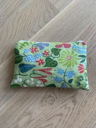 CLUTCH-VÄSKA S, Herbarium grön, Stig Lindberg