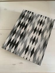 VÄVKLÄDD BOX A4 - Harlequin black