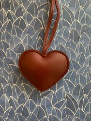 HJÄRTA, Heartcharm/Bagcharm - Väskdekoration Vinröd