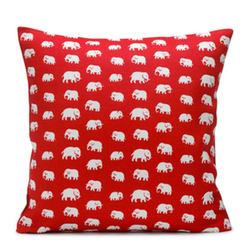 Kuddfodral Elefant, röd - Svenskt Tenn
