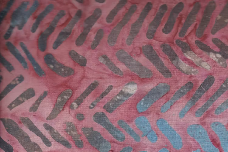 Rosa med blågrönt tryck