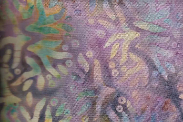 Ljus lila med flerfärgat tryck. 140 cm bredd