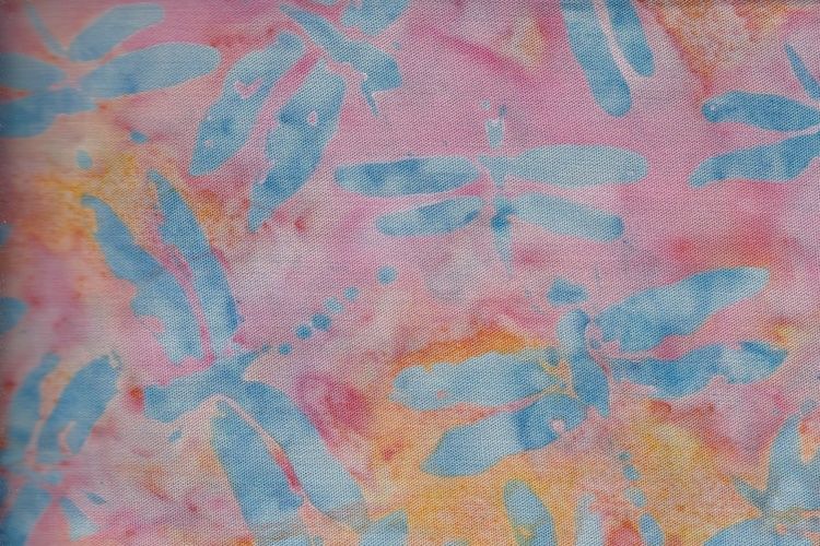 Trollsländor i rosa – Batik viskos 130 cm bred