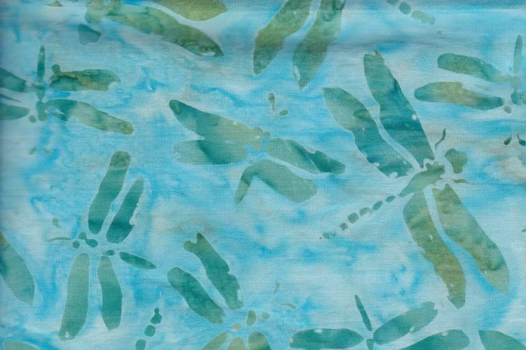 Gröna trollsländor på grön botten. Balibatik i bomull