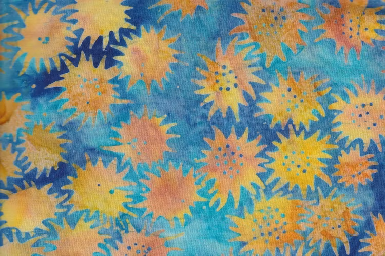 "Freaky flower" i svenska färgerna.   Balibatik. Bomullstyg 110 cm brett