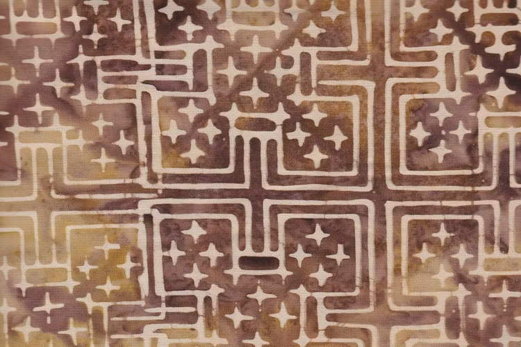 En geometrisk fantasi i brunt och beige. Äkta Balibatik i bomull