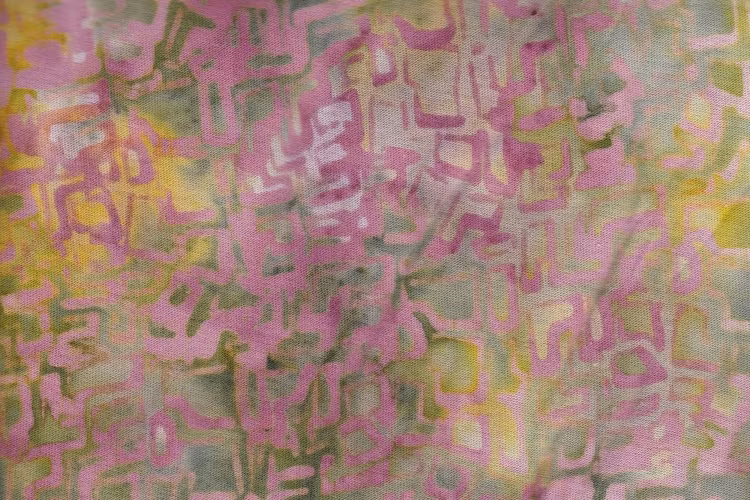 "Labyrint" tryck i mustig gul-rosa-orange-grön.  Bredd 140 cm